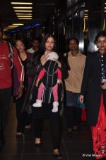 Aishwarya Rai Bachchan returns from Chicago - Big b comes to receive in Mumbai Airport on 5th Oct 2012 (22).JPG